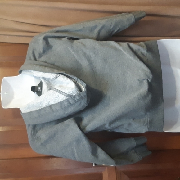 Kids size 6 Volcom graphic logo zip-up hoodie. Grey, black & green - Picture 3 of 7